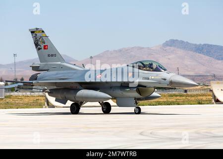 Konya, Turchia - 07 01 2021: Anatolian Eagle Air Force esercizio 2021 F16 Fighter Jet in una posizione tassante in Turchia. Foto Stock