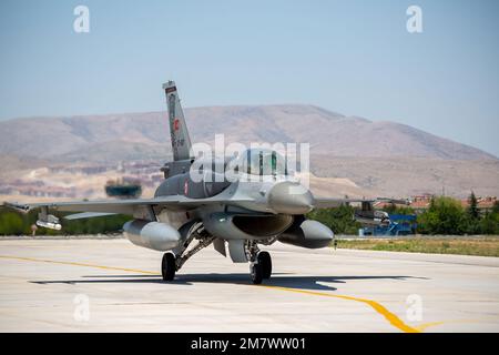 Konya, Turchia - 07 01 2021: Anatolian Eagle Air Force esercizio 2021 F16 Fighter Jet in una posizione tassante in Turchia. Foto Stock