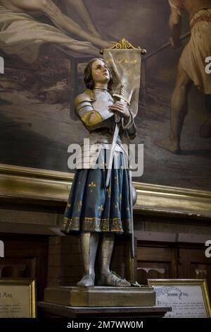 Mende (sud della Francia): Statua di Giovanna d'Arco nella Cattedrale di Mende (ÒBasilique cathedrale Notre Dame et Saint Privat de MendeÓ) Foto Stock