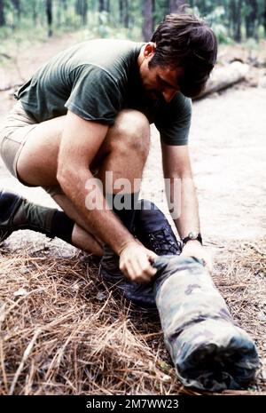 Gli studenti di una Combat Control School preparano un'inganno a gambe staccate, che si trova con un soldato mutilato in azione. Lo studente partecipa alla formazione di primo soccorso prima di diventare un Red Berets dopo la laurea. Base: Pope Air Force base Stato: North Carolina (NC) Paese: Stati Uniti d'America (USA) Foto Stock
