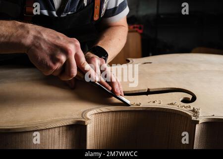 Troyes (Francia nord-orientale): Laurent Demeyere, chitarra maker specializzata in contrabbasso. Qui per fare un contrabbasso. Gesti e woodwo Foto Stock