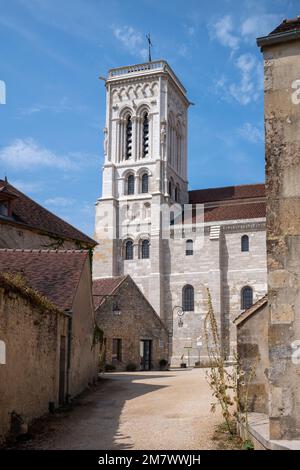 Vezelay (Francia centro-settentrionale): Vista esterna dell'Abbazia di Vezelay (francese: Abbaye Sainte-Marie-Madeleine de Vezelay) la Basilica e la collina di Vez Foto Stock