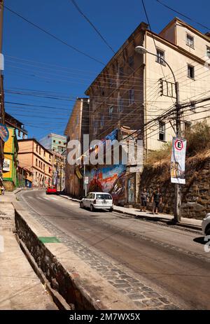 Main Street nella città di Valparaiso. Cile Foto Stock