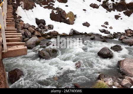 Fiume in Cajon del Maipo. Santiago del Cile Foto Stock