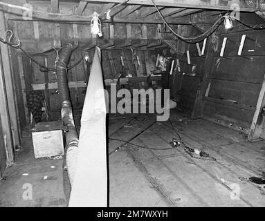 Una vista interna della sala tattica di sonar/thermograph dell'array trainato sulla fregata missilistica guidata USS VANDERGRIFT (FFG 48) al completamento del 20%. Base: Seattle Stato: Washington (WA) Paese: Stati Uniti d'America (USA) Foto Stock