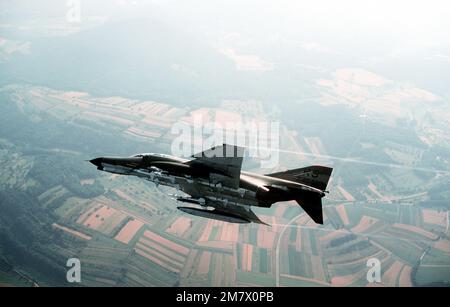 Una vista aria-aria lato sinistro di un velivolo F-4E Phantom II banking a destra. L'aereo, assegnato al 526th Tactical Fighter Squadron, 86th Tactical Fighter Wing, trasporta quattro MISSILI AIM-7 Sparrow e quattro MISSILI AIM-9 Sidewinder. Paese: Germania / Germania (DEU) Foto Stock