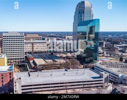 La vista della 100 North Main Street con gli edifici del centro di Winston-Salem, North Carolina, USA. Foto Stock