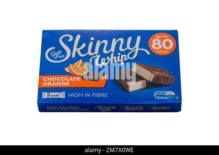 Scatola di snack bar all'arancia Skinny Whip al cioccolato alto in fibra con meno di 80 calorie isolate su sfondo bianco Foto Stock