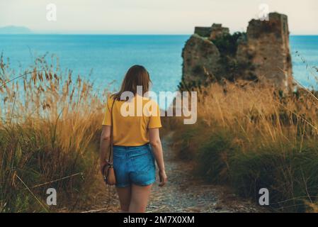 Tourist si trova a Torre di Monte D'Oro a Scauri, Italia. Foto Stock