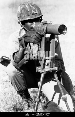 Un membro della 9th Division Artillery verifica un campo di applicazione durante un'esercitazione di incendio. Base: Fort Lewis Stato: Washington (WA) Nazione: Stati Uniti d'America (USA) Foto Stock