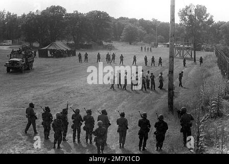 I membri del Battaglione delle operazioni psicologiche del 13th vengono addestrati al controllo delle sommosse in un campo di guerra fittizio. Base: Fort Mccoy Stato: Wisconsin (WI) Nazione: Stati Uniti d'America (USA) Foto Stock