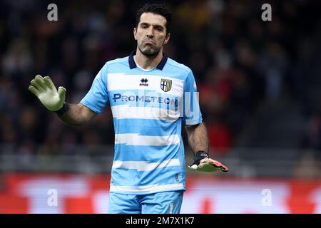 Gianluigi Buffon di Parma Calcio si occupa della partita di calcio della Coppa Italia tra FC Internazionale e Parma Calcio. FC Internazionale vince il 2-1 su Parma Calcio. Foto Stock