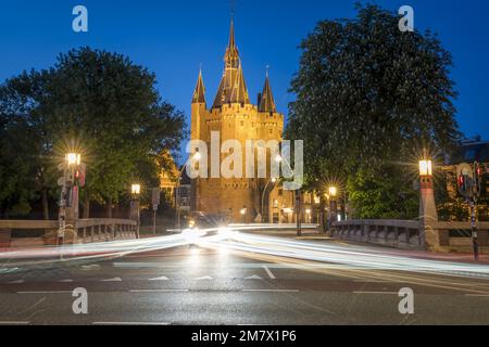 Una bella vista sul punto di riferimento Sassenpoort a Zwolle, Paesi Bassi di notte (esposizione lunga) Foto Stock