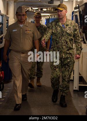 SAN DIEGO (14 maggio 2022) Commander Task Force (CTF) 56 Operations Logistics Officer Rear ADM. Alan Reyes parla con Supply Officer CMD. Sean A. Neer a bordo della USS Boxer (LHD 4) durante una visita programmata. Reyes ha visitato Boxer per osservare 10 Stati Uniti Marinai della Riserva Navale assegnati al Naval Supply Systems Command. Foto Stock