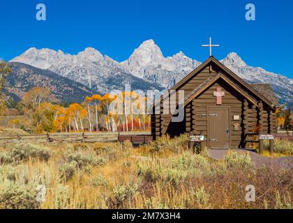 Chiesa storica della Trasfigurazione, quartiere storico, scena tipica in autunno con Grand Teton Mountain Range Grand Teton National Park Wyoming, N Foto Stock