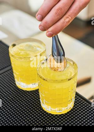 vista ravvicinata del cocktail alcolico alla limonata. Il barista prepara le bevande Foto Stock