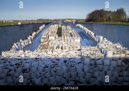 SNEEK - sacchi di sabbia sulla superficie stradale del tunnel della principessa Margriet. Una soluzione per il tratto chiuso dell'autostrada A7 tra Sneek e Joure è ancora a pochi mesi di distanza. L'asfalto salì nel tunnel, chiudendo la strada. ANP JILMER POSTMA netherlands OUT - belgium OUT Foto Stock