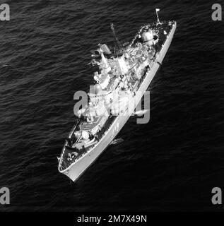 Una vista aerea di prua del missile guidato di classe sovietica SOVREMENNYY (DDG-618) ad ancora. Paese: Sconosciuto Foto Stock