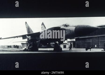 Una vista di un aereo di intercettazione sovietico MIG-25 Foxbat. (FOTO per gentile concessione di Soviet Military Power Magazine, FOTO #63, pagina 65). Paese: Sconosciuto Foto Stock