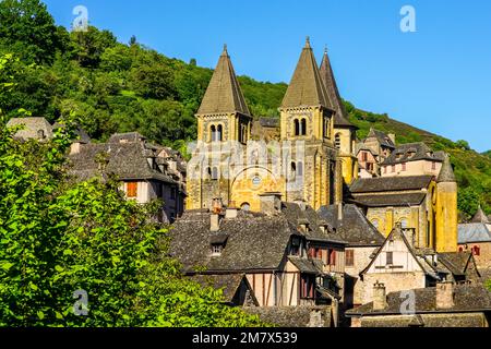 Bella vista collina del borgo medievale di borgo collinare di Conques; Francia. Foto Stock