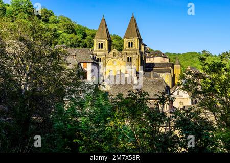 Bella vista collina del borgo medievale di borgo collinare di Conques; Francia. Foto Stock