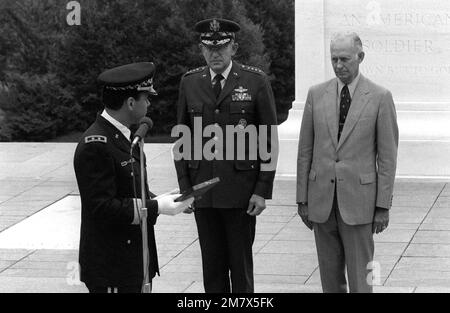 Il CAPO DI STATO MAGGIORE dell'aeronautica GEN Lew Allen Jr. E il Segretario dell'aeronautica Verne Orr sono presenti ad una cerimonia di posa della corona. Base: Arlington Stato: Virginia (VA) Nazione: Stati Uniti d'America (USA) Foto Stock