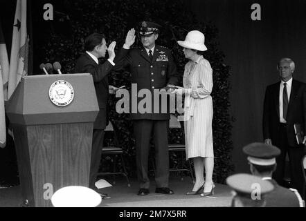 GEN Charles A. Gabriel è giurato come gli Stati Uniti Capo di Stato maggiore dell'aeronautica dal Segretario della Difesa Caspar W. Weinberger, come la signora Gabriel guarda durante la cerimonia al Pentagono. ADM James D. Watkins, non mostrato, fu giurato come capo delle operazioni navali. Base: Arlington Stato: Virginia (VA) Nazione: Stati Uniti d'America (USA) Foto Stock