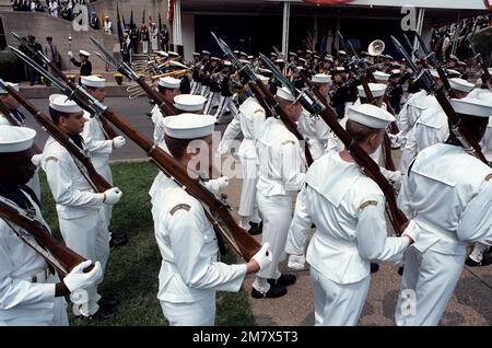 La Guardia Ceremoniale della Marina marcia in una parata di guardia di servizio congiunto durante una cerimonia al Pentagono. Durante la cerimonia ADM James D. Watkins sarà giurato come capo delle operazioni navali e GEN Charles A. Gabriel sarà giurato come gli Stati Uniti Capo dello staff dell'aeronautica militare. Base: Arlington Stato: Virginia (VA) Nazione: Stati Uniti d'America (USA) Foto Stock