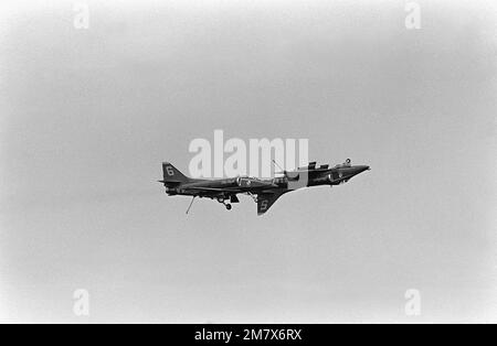 Una vista laterale destra di due aerei Skyhawk A-4F della squadra di dimostrazione dei voli Blue Angels della Marina che hanno eseguito una acrobazia aerea durante la cerimonia di benvenuto per il sottomarino missilistico strategico nucleare USS OHIO (SSBN-726). Base: Naval Submarine base, Bangor Stato: Washington (WA) Paese: Stati Uniti d'America (USA) Foto Stock