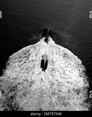 Vista aerea di poppa del sottomarino d'attacco nucleare USS HOUSTON (SSN-713) in corso. Paese: Oceano Atlantico (AOC) Foto Stock