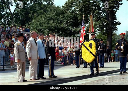 Una cerimonia di posa della corona in onore della 1st° Divisione di Cavalleria si svolge presso la Tomba del Milite Ignoto al Cimitero Nazionale di Arlington. Base: Arlington Stato: Virginia (VA) Nazione: Stati Uniti d'America (USA) Foto Stock