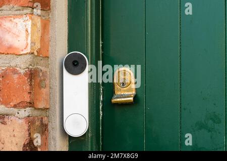 Un campanello video su una porta verde con serratura in ottone, Regno Unito, Regno Unito Foto Stock