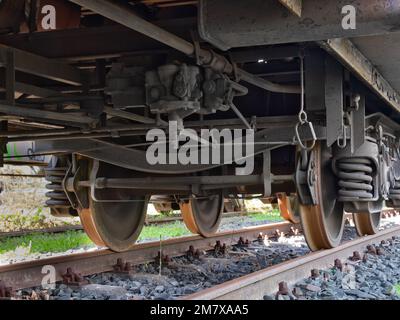 La parte inferiore di un carro ferroviario su rotaie Foto Stock