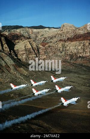 L'aeronautica è dimostrazione Squadron Thunderbirds volare il loro F-16 combattendo Falcon aereo in una formazione a sei navi delta. Stato: Nevada (NV) Paese: Stati Uniti d'America (USA) Foto Stock