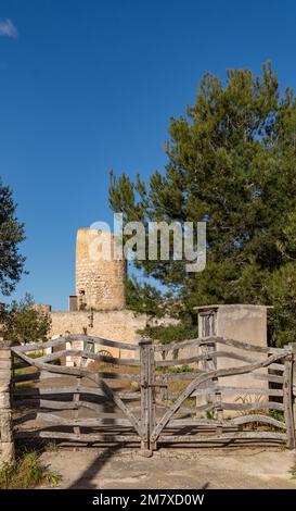 Felanitx, Spagna; gennaio 05 2023: Vecchio mulino in pietra trasformato in una casa chiamata molino de n'hereu, nella città maiorchina di Felanitx, Spagna Foto Stock