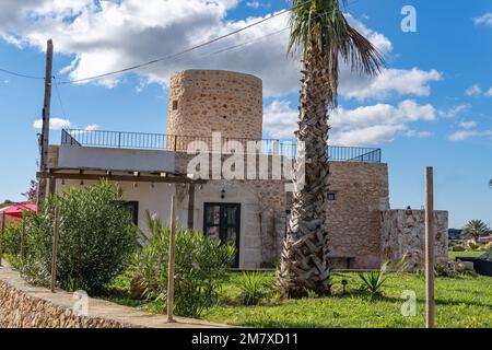 Felanitx, Spagna; gennaio 05 2023: Vecchio mulino in pietra trasformato in una casa chiamata molino de n'hereu, nella città maiorchina di Felanitx, Spagna Foto Stock