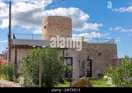 Felanitx, Spagna; gennaio 05 2023: Vecchio mulino in pietra trasformato in una casa chiamata molino de n'hereu, nella città maiorchina di Felanitx, Spagna Foto Stock