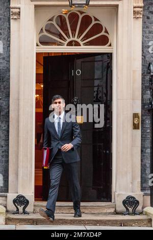 Downing Street, Londra, Regno Unito. 11th gennaio 2023. Il primo ministro britannico, Rishi Sunak, parte dal numero 10 di Downing Street per partecipare alla sessione delle domande del primo ministro (PMQ) nella Camera dei Comuni. Foto di Amanda Rose/Alamy Live News Foto Stock