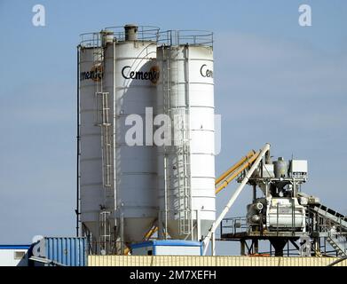 Giza, Egitto, marzo 28 2021: Impianto di dosaggio per calcestruzzo compatto in Egitto per la produzione di cemento e calcestruzzo e la loro miscelazione per lo sviluppo Foto Stock