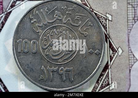 Lato opposto della vecchia Arabia Saudita cento Halalah, traduzione (100 halala 1 una moneta Riyal Saudita serie 1396 AH), leggenda sopra l'iscrizione in cir Foto Stock