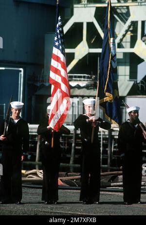 Una guardia d'onore mostra i colori durante la cerimonia di messa in servizio per il missile combattente (aliscafo) pattuglia nave USS ARIES (PGM-5). Base: Bremerton Stato: Washington (WA) Nazione: Stati Uniti d'America (USA) Foto Stock