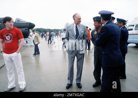 Il Segretario dell'Aeronautica Verne Orr parla con gli ufficiali dell'Aeronautica militare durante una casa aperta. Base: Andrews Air Force base Stato: Maryland (MD) Paese: Stati Uniti d'America (USA) Foto Stock