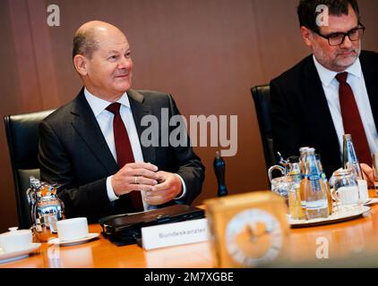 Berlino, Germania. 11th Jan, 2023. OLAF Scholz (DOCUP), Cancelliere federale, e Wolfgang Schmidt (DOCUP), capo della Cancelleria federale, riuniti nella riunione settimanale del gabinetto del governo federale nella Cancelleria federale di Berlino. 01/11/2023. Credit: dpa Picture Alliance/Alamy Live News Foto Stock