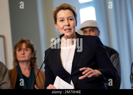 Berlino, Germania. 11th Jan, 2023. Franziska Giffey (SPD), sindaco di Berlino, pubblica una dichiarazione stampa dopo il vertice contro la violenza giovanile con attori del Senato, distretti e società civile. Credit: Fabian Sommer/dpa/Alamy Live News Foto Stock