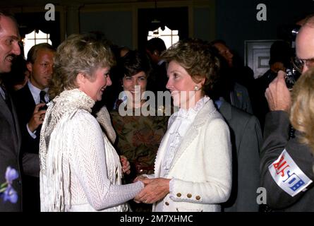 First Lady Nancy Reagan, a destra, parla con l'intrattenitore Shirley Jones durante un pranzo premio USO. Base: Fort MC Nair Stato: District of Columbia (DC) Nazione: Stati Uniti d'America (USA) Foto Stock