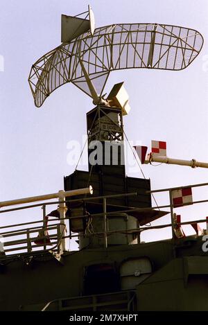 Una vista della configurazione del radar sul SELVAGGIO ex-USS, una nave bersaglio ormeggiata in banchina prima dell'OPEVAL II Base: Port Hueneme Harbor Stato: California (CA) Paese: Stati Uniti d'America (USA) Foto Stock