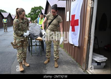 Gli airmen assegnati alla 19th Airlift Wing partecipano alla formazione medica di preparazione durante il ROCKI 22-03 alla base dell'aeronautica di Little Rock, Arkansas, 14 maggio 2022. Progettati per convalidare le capacità di prontezza a spettro completo dell'ala di sollevamento, gli esercizi ROCKI sono in genere suddivisi in fasi distinte, ciascuna intenzionalmente destinata a valutare l'ala in varie funzioni di combattimento. Foto Stock