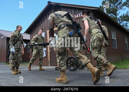 Gli airmen assegnati alla 19th Airlift Wing partecipano alla formazione medica di preparazione durante il ROCKI 22-03 alla base dell'aeronautica di Little Rock, Arkansas, 14 maggio 2022. Progettati per convalidare le capacità di prontezza a spettro completo dell'ala di sollevamento, gli esercizi ROCKI sono in genere suddivisi in fasi distinte, ciascuna intenzionalmente destinata a valutare l'ala in varie funzioni di combattimento. Foto Stock