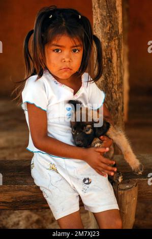 Messico, Sinaloa, Sierra Madre Occidental, Copper Canyon, Mayo bambino indiano con cane Foto Stock