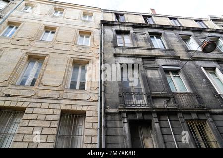 Facciata esterna casa ristrutturazione di vecchio edificio prima e dopo la differenza tra lavaggio pulito e sporco casa in strada Foto Stock